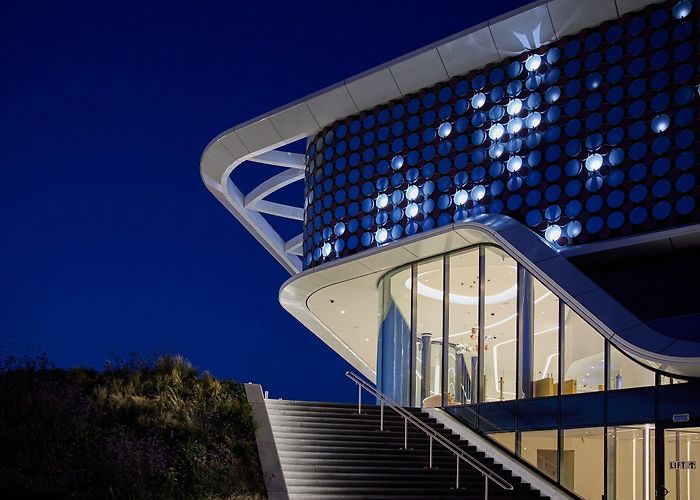 Holland Casino Venlo Sculptural, flower-shaped Holland Casino Venlo by MVSA Architects ... photo