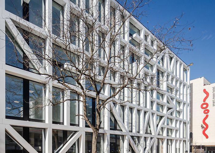 Transparent Building Urbo Business Centre by Nuno Capaa in Matosinhos | Livegreenblog photo