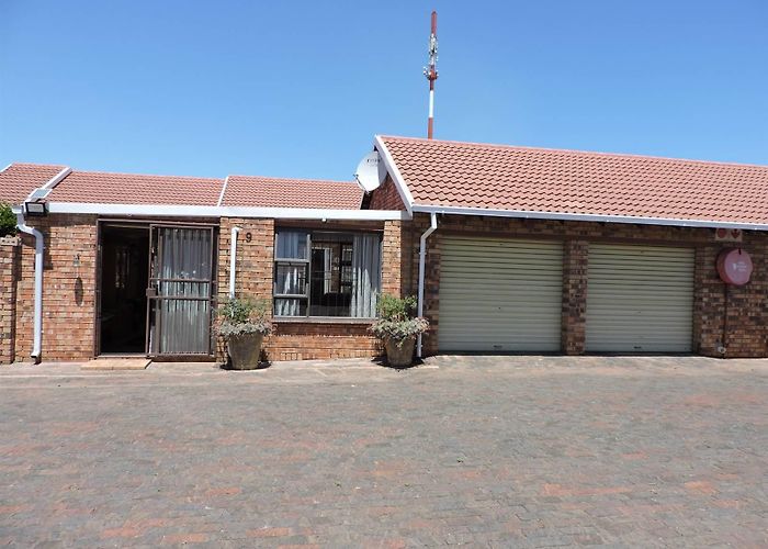 Rant-En-Dal Shopping Centre 3 Bed Townhouse for sale in Rant en Dal | T4391034 | Private ... photo