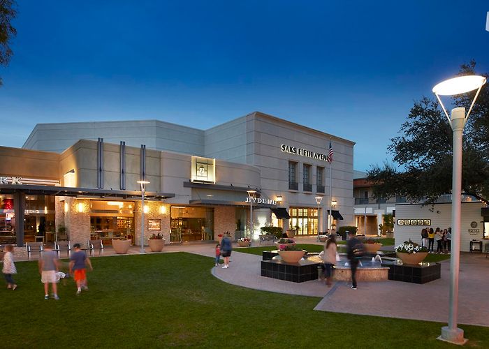 Biltmore Fashion Park Exquisite store in the lavish area of Biltmore in Phoenix - rent ... photo