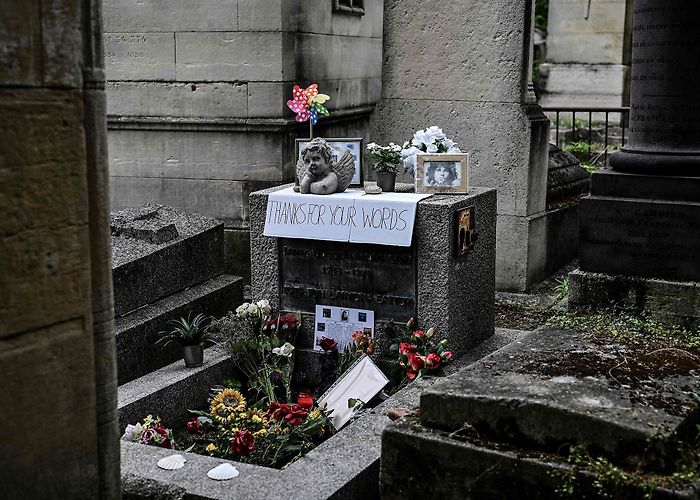 Pictus Cemetery 50 years after his death, fans honor Jim Morrison in Paris photo