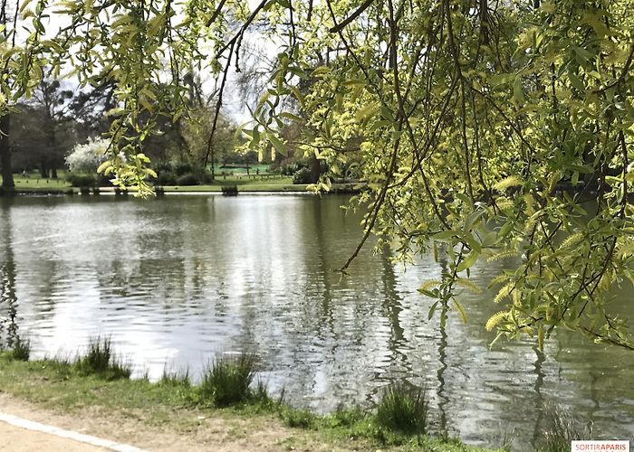 Lac des Minimes Lac des Minimes, for a bucolic stroll or boat trip in the Bois de ... photo