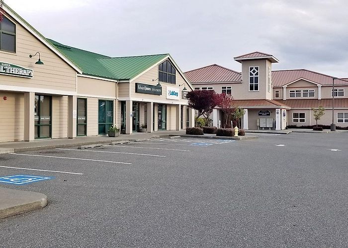 Oak Tree Village Shopping Center Oak Tree Village Oak Harbor, WA | MK Property Services photo