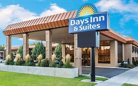 Days Inn & Suites By Wyndham Лоуган Exterior photo