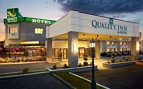 Quality Inn & Suites Бросард Exterior photo