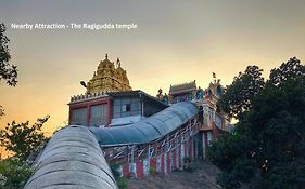 Varcity Comforts Near Ragigudda Sri Prasanna Anjaneyaswamy Temple Бангалор Exterior photo
