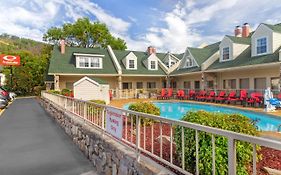 Econo Lodge Inn & Suites Gatlinburg At The Convention Center Exterior photo