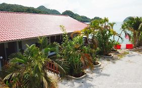 Penarak Bamboo Beach Motel Куа Exterior photo
