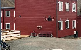 Haugen Pensjonat Svalbard Hotel Лонгиърбиен Exterior photo