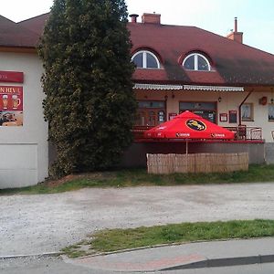 Restaurant-Penzion Hevil Hotel Hlučín Exterior photo