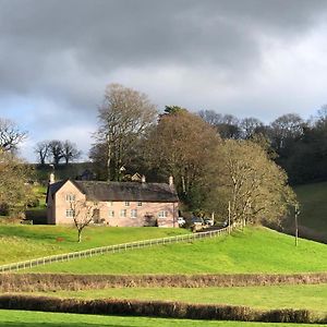 Walnut Tree Farm Bed & Breakfast Кумбран Exterior photo