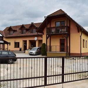 Penzion Zuzka Hotel Krasnohorska Dlha Luka Exterior photo