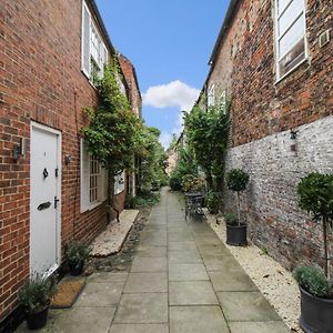 The Mews Cottage, With Parking, Ярм Exterior photo