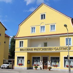 Brauerei Und Gasthof Frischeisen Hotel Келхайм Exterior photo