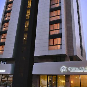 Hotel Le Cristal Либревил Exterior photo