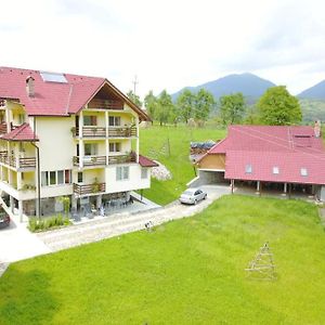 Pensiunea Tiuta Hotel Корбени Exterior photo