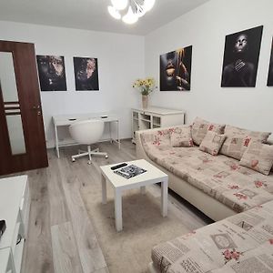 White Glamour Apartment Бузау Exterior photo