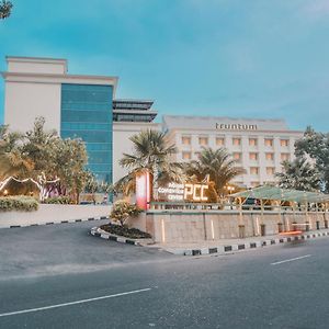 Truntum Padang Hotel Exterior photo