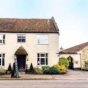 The Half Moon Inn And Country Lodge Йоувил Exterior photo