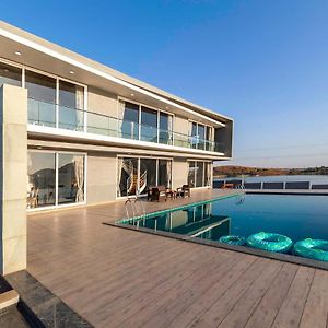 Stayvista'S Bellisimo Panorama - Lakeside Oasis With Infinity Pool, Modern Interiors, Open-To-Sky Bathtub, And Lush Green Lawn Нашик Exterior photo
