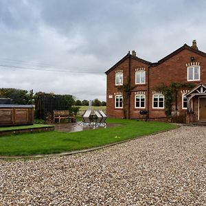 Welsh Cottage With Hot Tub - Jubilee House Рексъм Exterior photo