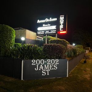 Asters On James Motor Inn Туумба Exterior photo