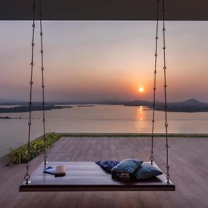 Stayvista At Sunset On The Lake - Infinity Lakeview Swimming Pool With Contemporary Interiors & Lavish Amenities Игатпури Exterior photo