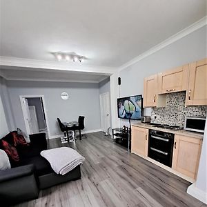 Large Flat Quite Location Modern And Well Equipped Apartment Суонидж Exterior photo