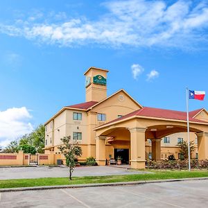 La Quinta By Wyndham Pasadena Hotel Exterior photo