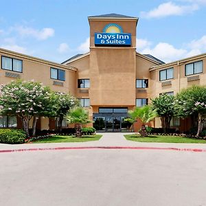 Days Inn & Suites By Wyndham ДеСото Exterior photo