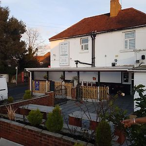 Swan Inn, Heathrow Airport Stanwell Exterior photo