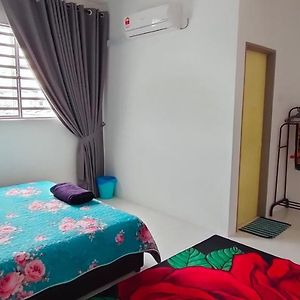 Rayyan Homestay Seri Iskandar Perak Near Utp Uitm Kampong Bota Road Exterior photo