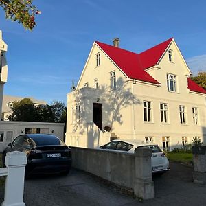 Reykjavik Urban Escape 2-Bedroom Haven With Private Entrance Exterior photo