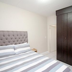Greenwich 2 Bedroom 2 Bath Serv Apart With 24Hrs Electricity Сандтън Exterior photo