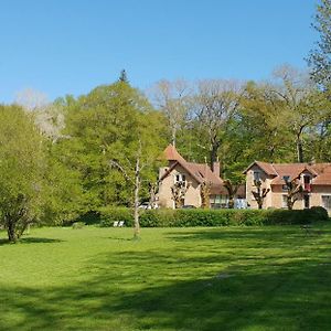 Gite Dans Un Domaine Historique Villa Шеврьоз Exterior photo