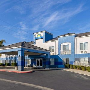 Days Inn By Wyndham Латроп Exterior photo