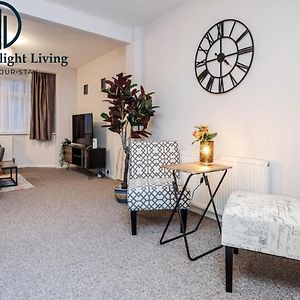 Dwellers Delight Living Ltd Serviced Accommodation Fabulous House 3 Bedroom, Hainault Prime Location ,Greater London With Parking & Wifi, 2 Bathroom, Garden Чигуел Exterior photo