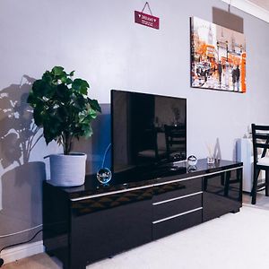 Lovely Apartment Easy Access To London Уест Търок Exterior photo