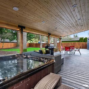 Cheerful One Level Home With Hot Tub And Beautiful Yard Ванкувър Exterior photo