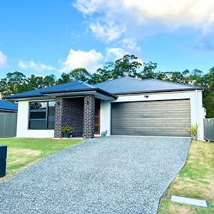 Plantation Retreat 4 Bedroom Modern Home Landsborough Exterior photo