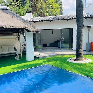 Cozy Home With A Pool,Garden And Small Lapa, 2 Bed Сандтън Exterior photo