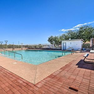 Eloy Desert Oasis With Courtyard And Pool Access! Apartment Exterior photo