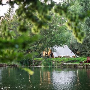 Marston Park - Luxury Lakeside Bell Tents Hotel Фрум Exterior photo