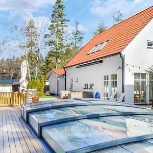 Lovely Home In Saltsj-Boo With Kitchen Kummelnäs Exterior photo