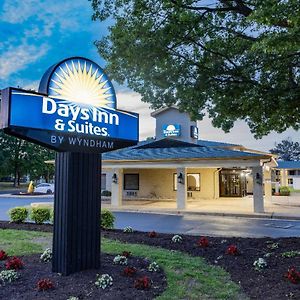 Days Inn & Suites By Wyndham Colonial Уилямсбърг Exterior photo