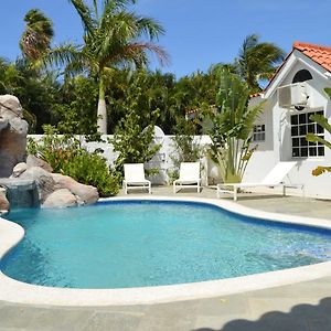 Luxury Villa With Private Pool Near Mambo And Cabana Beach Вилемстад Exterior photo