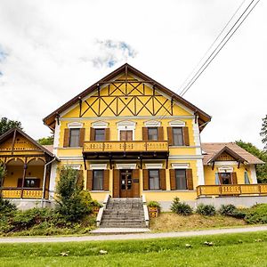 Sasreti Vadaszkastely Almamellek Bed & Breakfast Exterior photo