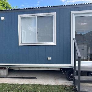 Sweet Cute Blue Tiny Home With Pool And 2 Minute Drive To The Beach Уолонгонг Exterior photo