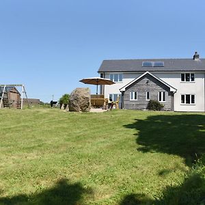 Maen Llwyd Villa Llanyre Exterior photo