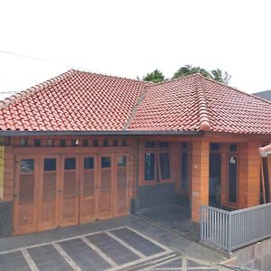 Rumah Kayu Syariah Кунинган Exterior photo